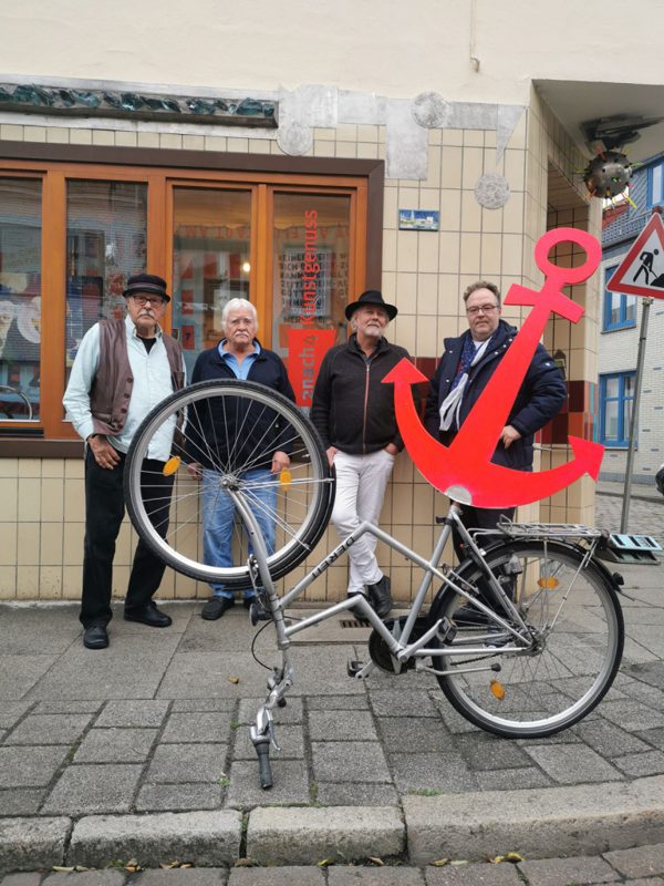 Die vier Bremer Künstler Horst Ehlert, Konrad Siess, Hanns Selig und Andreas Wick vor der Galerie.