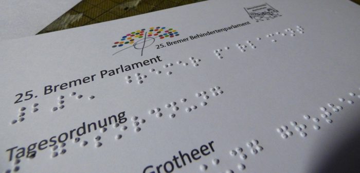 Dokument des 25. Bremer Behindertenparlaments in Schwarzschrift und Braille.