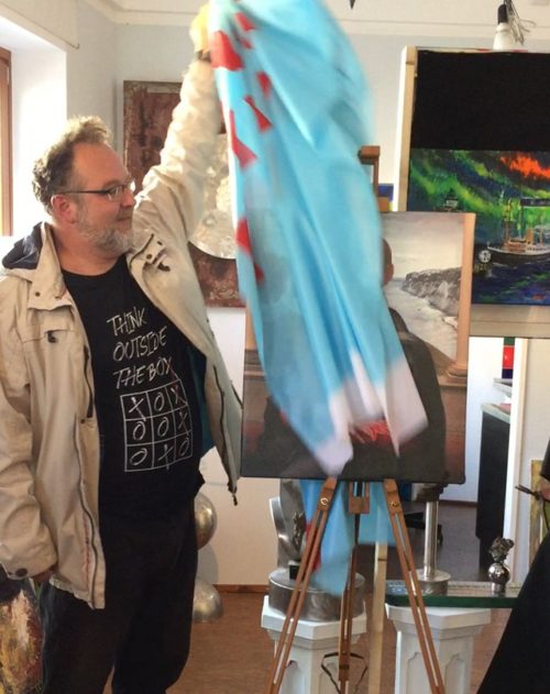 Andreas Wick enthüllt das Gemälde bei 2nach4 Kunstgenuss.