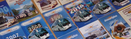 Sausner-Reisen-Kataloge mehrerer Jahrgänge.