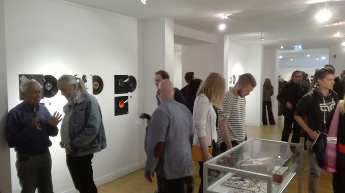 Ausstellungsraum im Wilhelm Wagenfeld Haus mit redesignten Plattencovern.