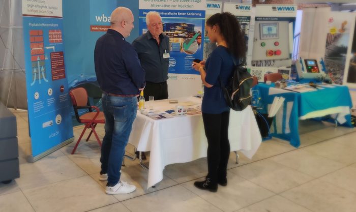 Jörg Wagener im Gespräch am wba-Abdichtungssysteme-Messestand.