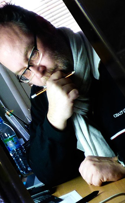 Andreas Wick bei der Arbeit am Schreibtisch.